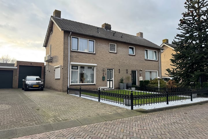 Plukmadestraat 26 in Made foto