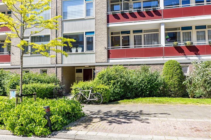 Plutolaan 32 in Groningen foto