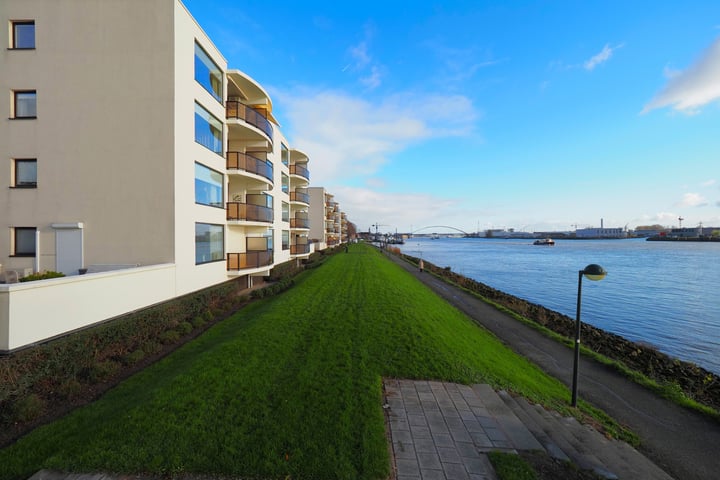 Pontonniersweg 398 in Papendrecht foto