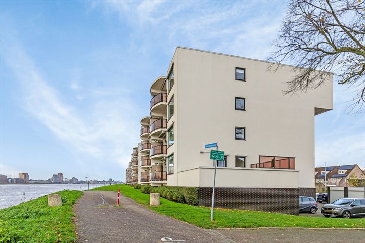 Pontonniersweg 445 in Papendrecht foto