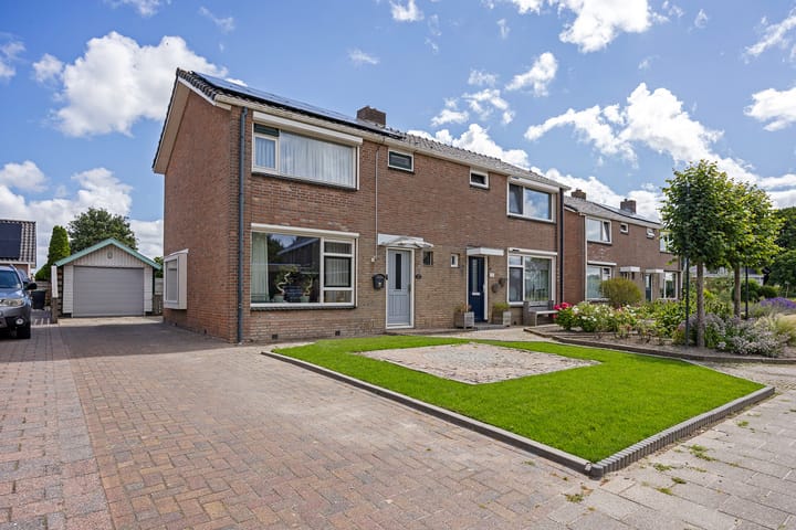 Pr. Bernhardstraat 8 in Uithuizermeeden