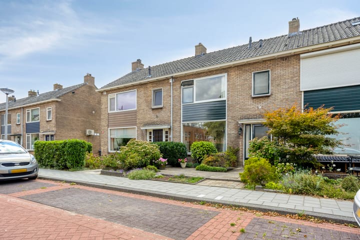 Prins Bernhardlaan 12 in Spijkenisse foto