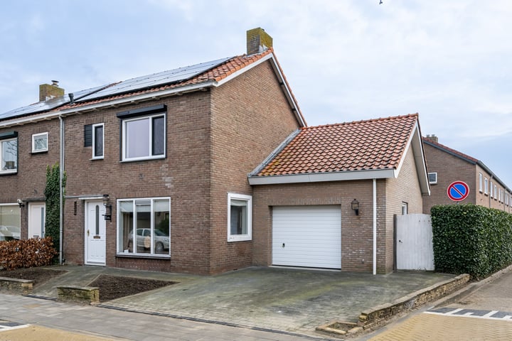 Prins Bernhardstraat 3 in Den Bommel foto