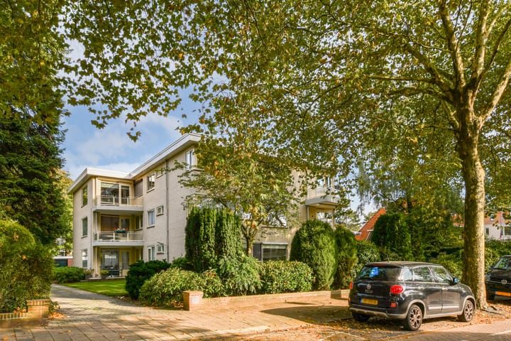 Prins Hendriklaan 9A in Baarn foto