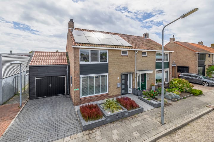 Prinses Beatrixstraat 1 in Stellendam foto