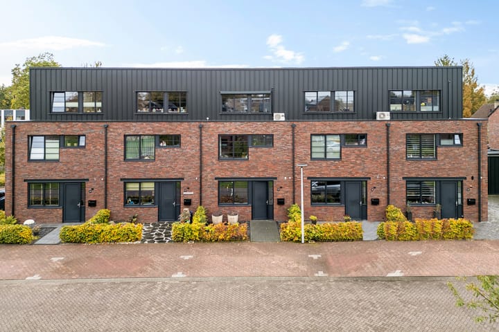 R.A. de Monchystraat 60 in Hengelo foto