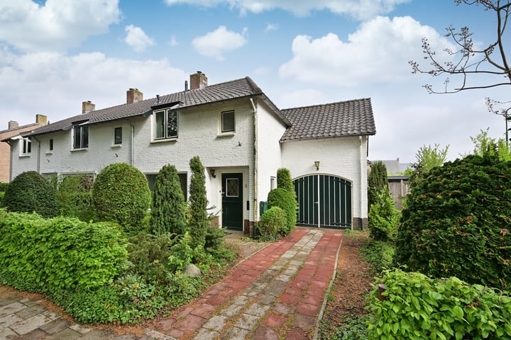 Raadhuislaan 8 in Eemnes