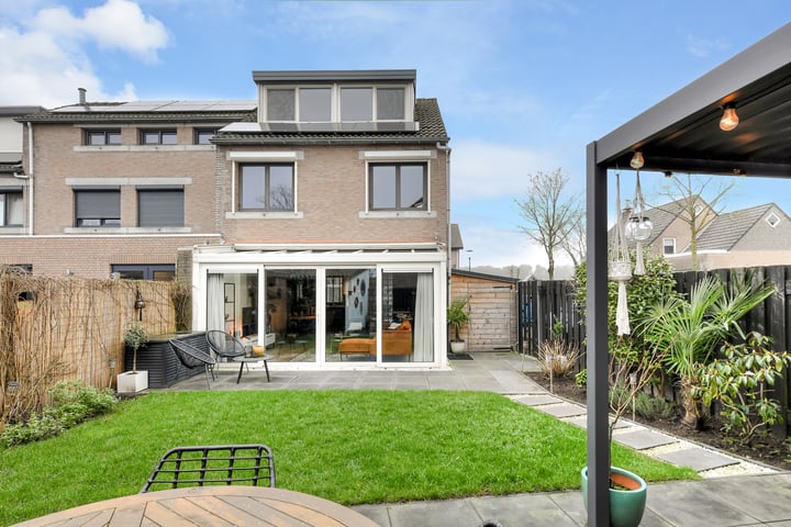 Raaimoeren 38A in Breda foto