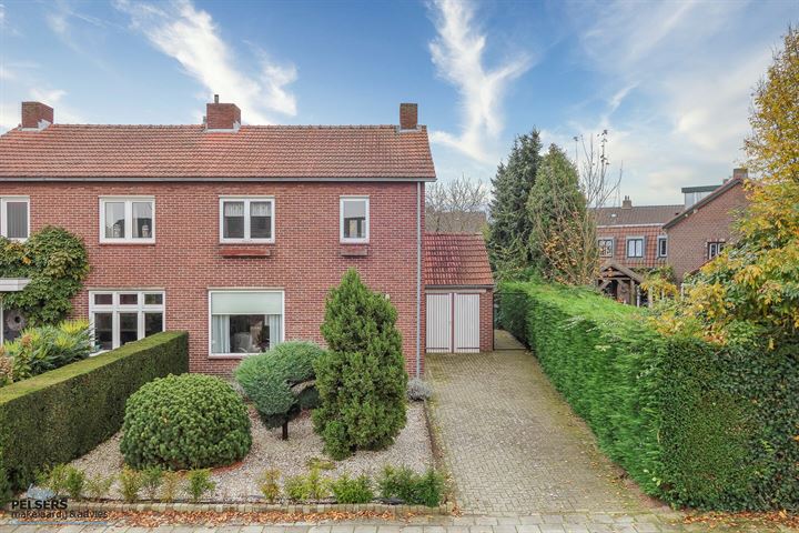 Rembrandtstraat 2 in Reuver foto