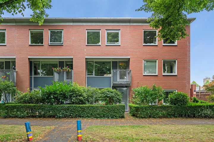 Resedastraat 1-2 in Groningen foto