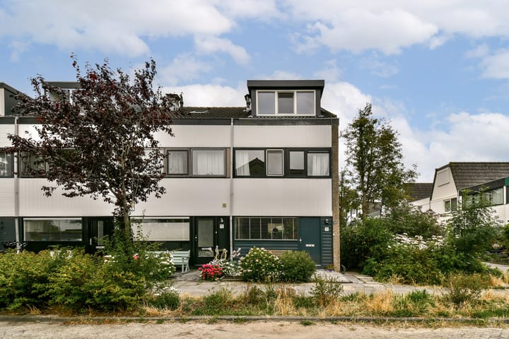 Rhijnestein 102 in Landsmeer