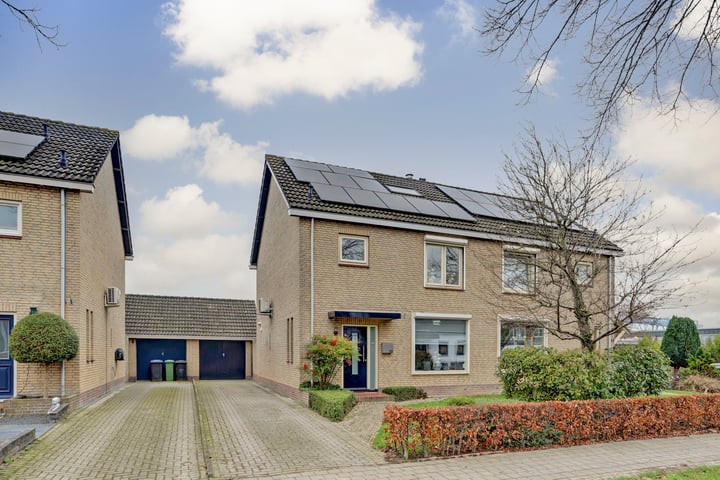 Rijksweg 151 in Nieuwendijk foto