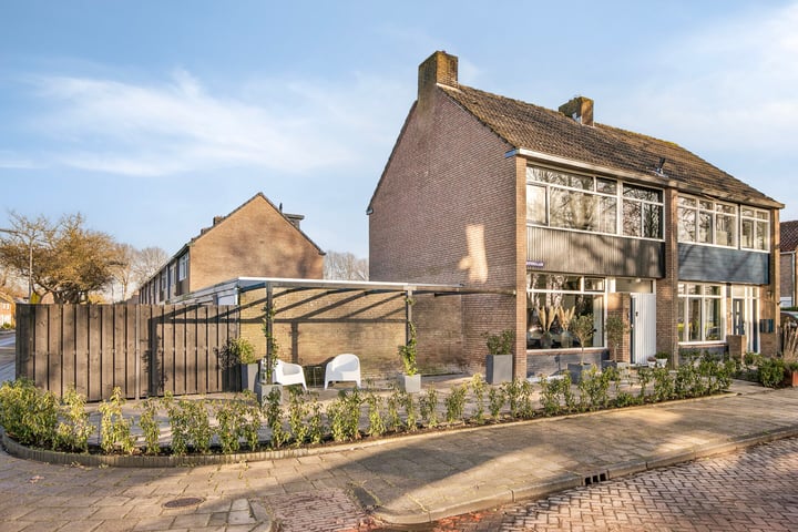 Rivièralaan 1 in Emmeloord foto