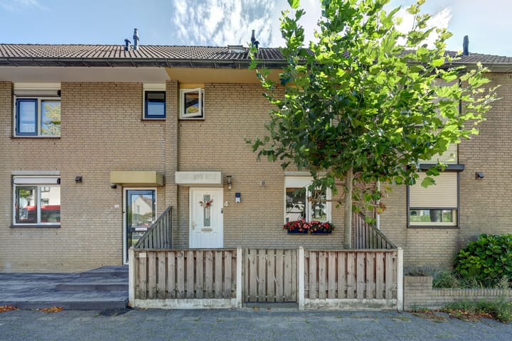 Rivierlaan 4 in Spijkenisse foto