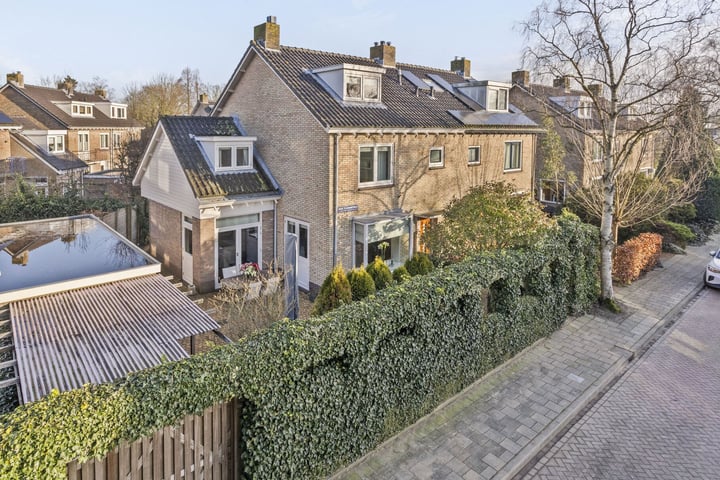 Roos Vlasmanstraat 1 in Abcoude foto