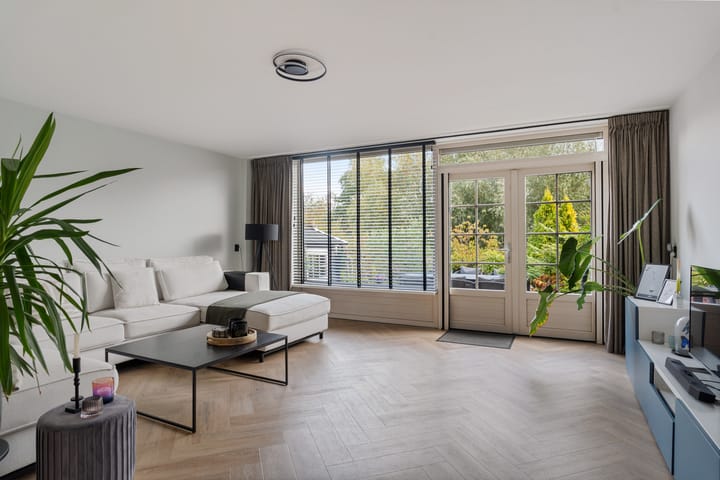 Roos Vosstraat 15 in Schiedam foto