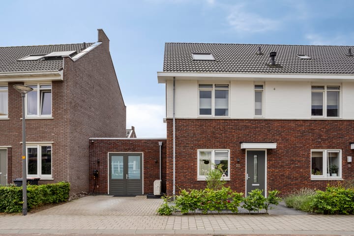 Rozenbottel 20 in Borne foto