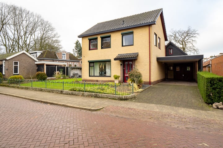 Rutgersstraat 1 in Haarle foto