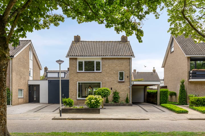 Ruusbroeclaan 10 in Roosendaal foto