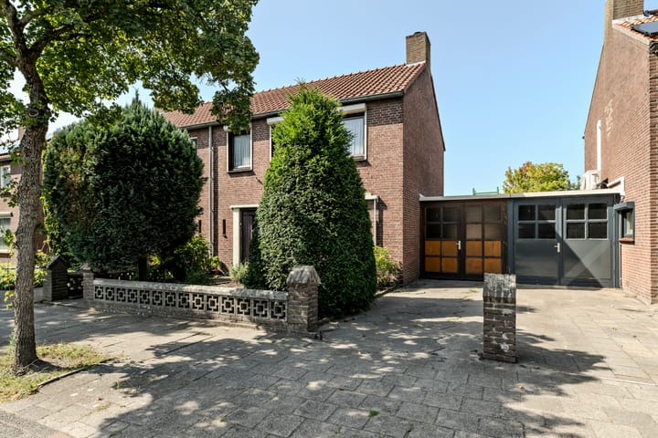 Ruysdaelstraat 18 in Rijen