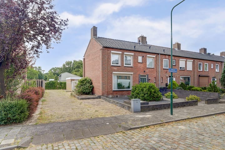 Saksen Weimarstraat 19 in Rijen foto