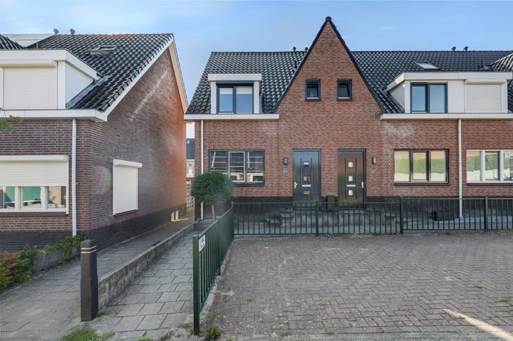 Schoolstraat 8 in Strijen