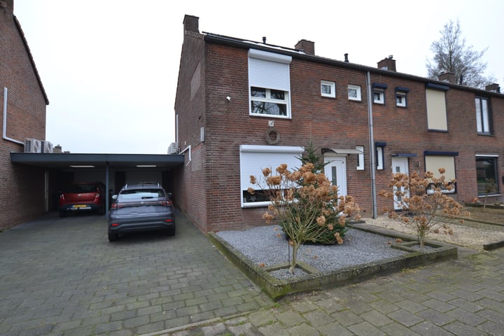 Schout Franssenplein 8 in Hoensbroek foto