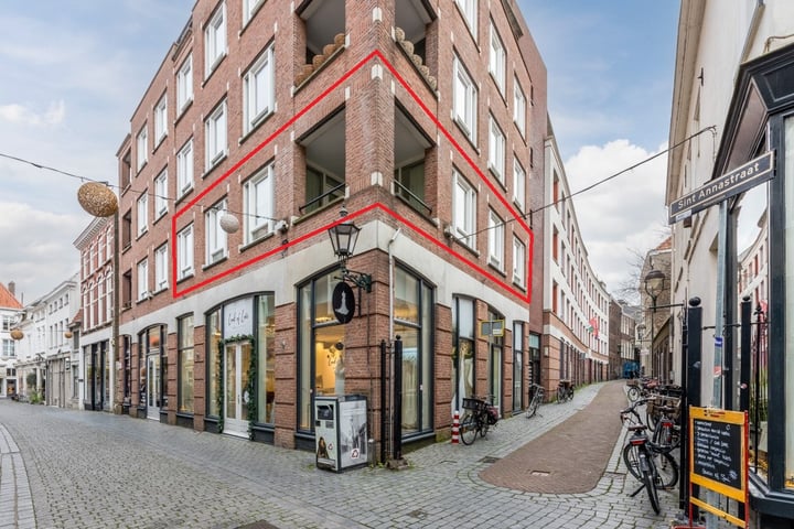 Sint-Annastraat 18 in Bergen op Zoom foto