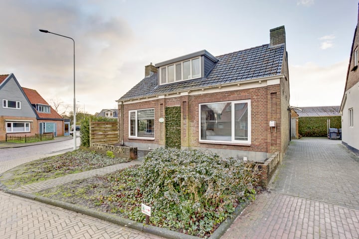 Sint Odulphusstraat 1 in Bakhuizen foto