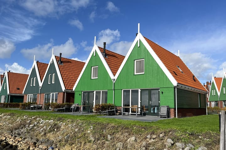 Slobbeland 5-26 in Volendam foto