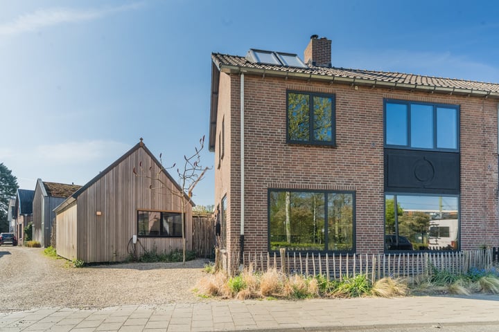 Spoorlaan Zuid 27A in Rijen foto