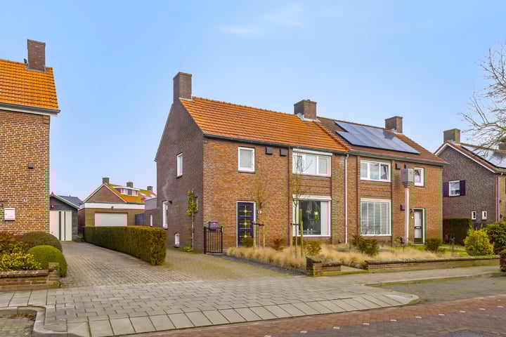 Spoorstraat 16 in Mill foto