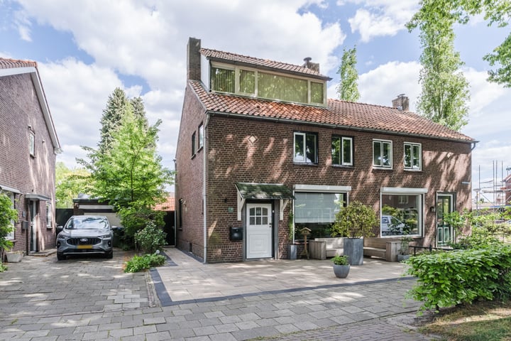 Spoorstraat 27 in Dorst foto