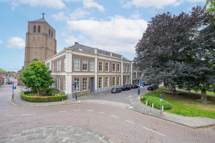 St. Walburg 2-01 in Tiel foto