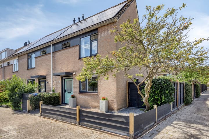 Starduststraat 1 in Hoek van Holland foto
