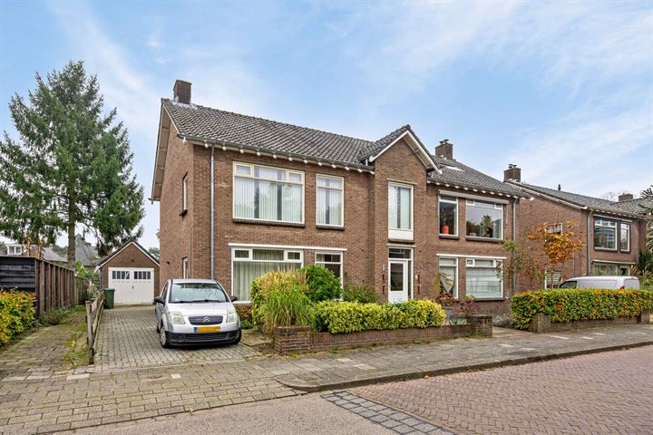 Staringlaan 11 in Apeldoorn foto