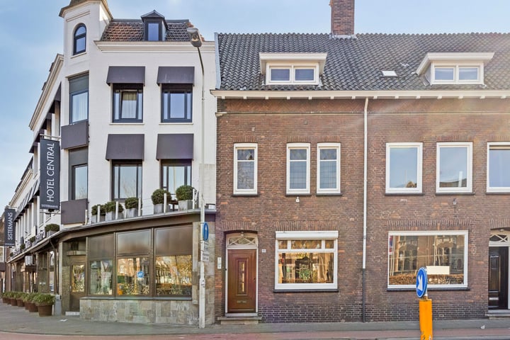 Stationsplein 10 in Roosendaal foto
