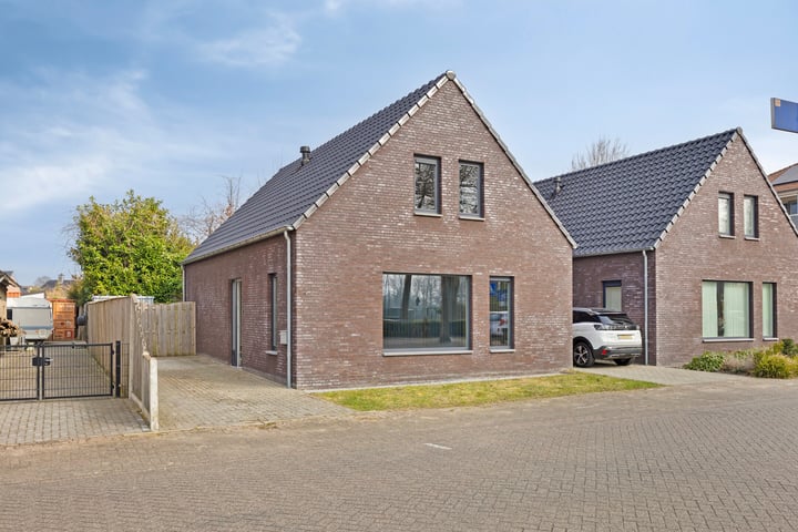 Stationsplein 4 in Budel-Schoot