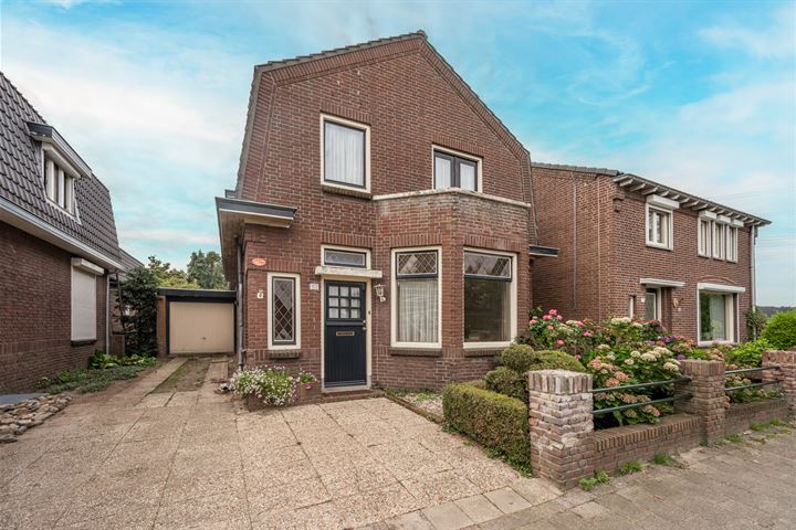 Stationsweg 102 in Oostrum foto