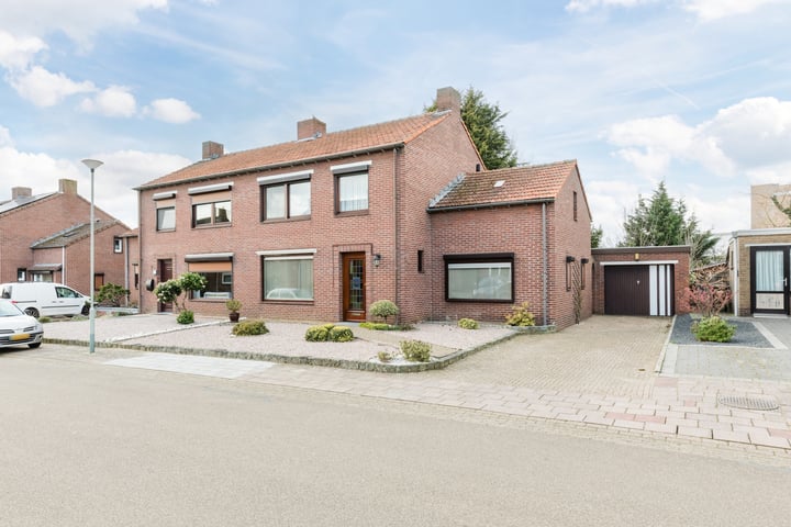 Steenakkerstraat 9 in Maasbracht foto