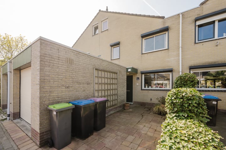 Suze Robertsonstraat 18 in Spijkenisse foto