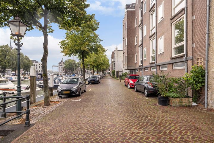 Taankade 76 in Dordrecht foto