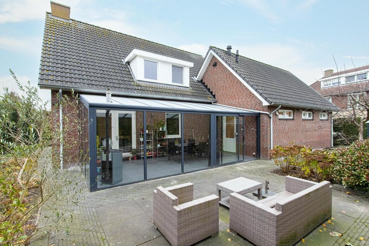 Taxhof 11 in Wijk en Aalburg foto