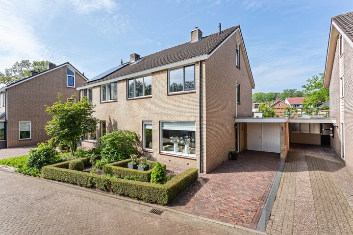 ten Oeverstee 13 in Weerselo