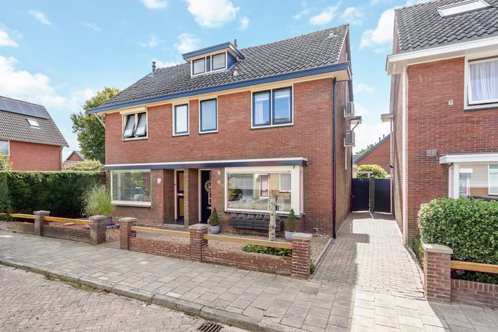 Theresiastraat 25 in Borne foto