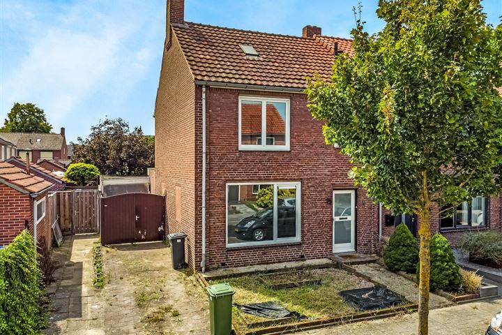 Titus Brandsmalaan 1 in Reuver foto