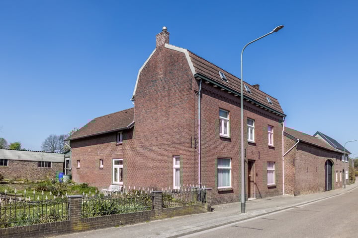 Titus Brandsmastraat 5 in Brunssum foto