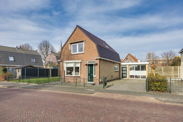 Tjalke van der Walstraat 18 in Koudum foto