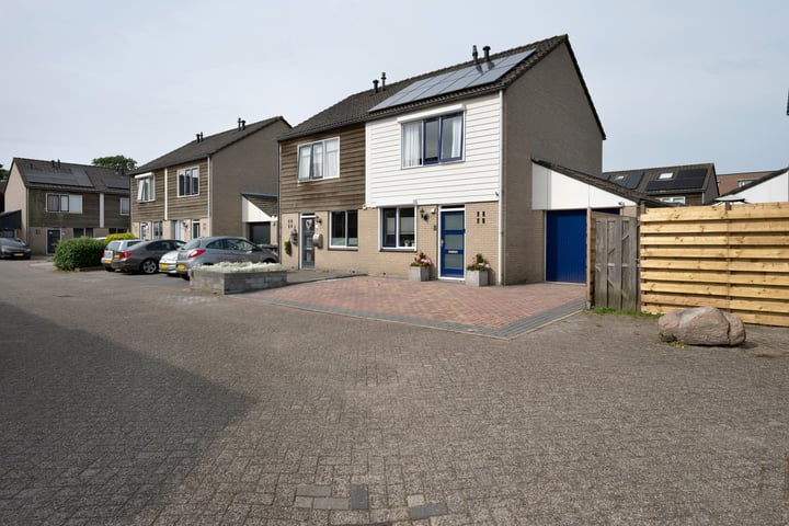 Torenvalk 124 in Emmen foto