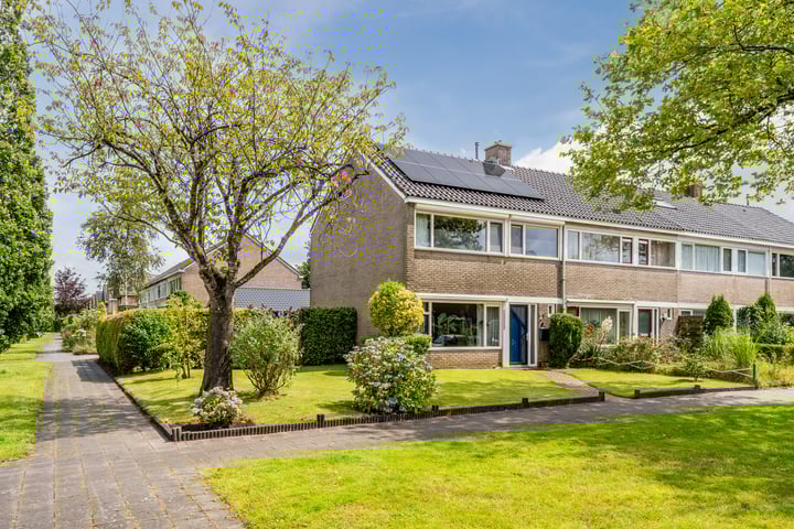 Troelstralaan 1 in Buitenpost foto